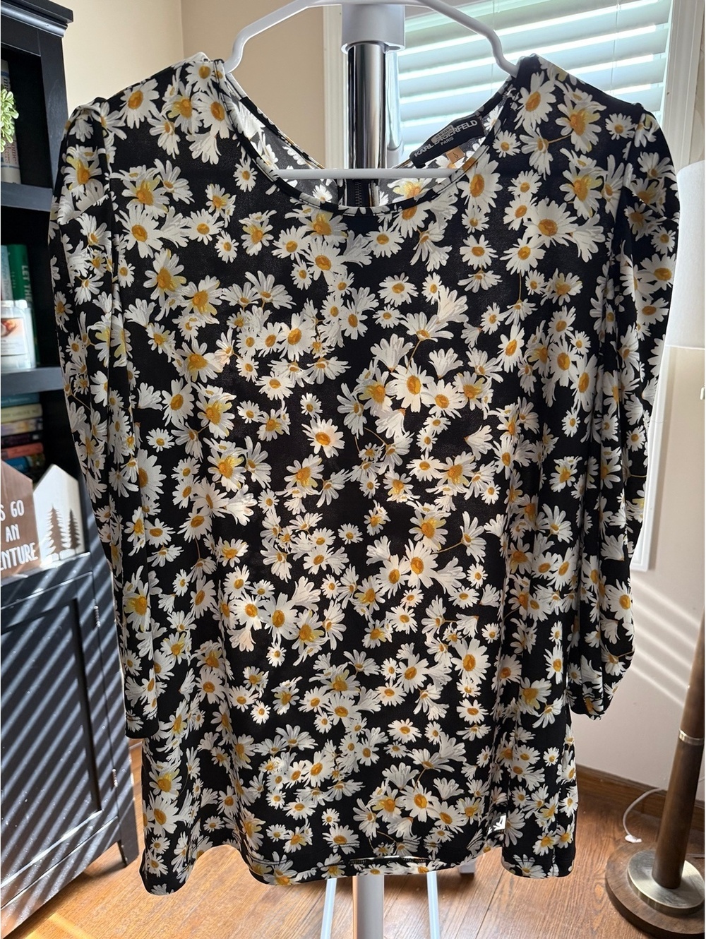 080. Karl Lagerfeld Paris•Daisy Print Blouse•LARGE - Picture 4 of 5